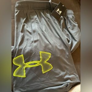 Men’s small Under Armour gray athletic shorts, loose fit